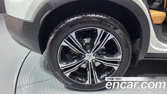 Volvo XC40 2020 — Şəkil 18/40