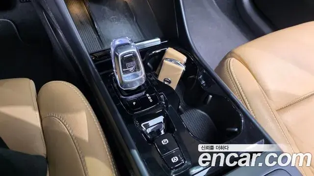 Volvo XC40 2020 — Şəkil 17/40