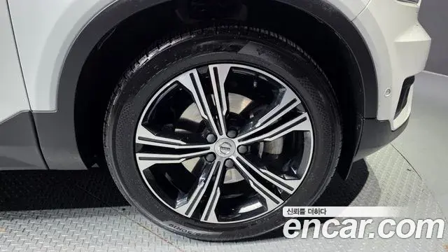 Volvo XC40 2020 — Şəkil 22/40