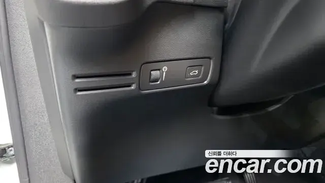 Volvo XC40 2020 — Şəkil 28/40