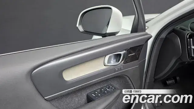 Volvo XC40 2020 — Şəkil 33/40