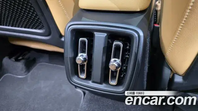 Volvo XC40 2020 — Şəkil 35/40