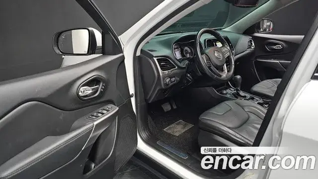 Jeep Cherokee 2021 — Фото 11/20