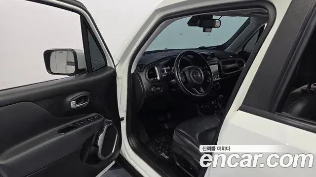 Jeep Renegade 2018 — Фото 10/20