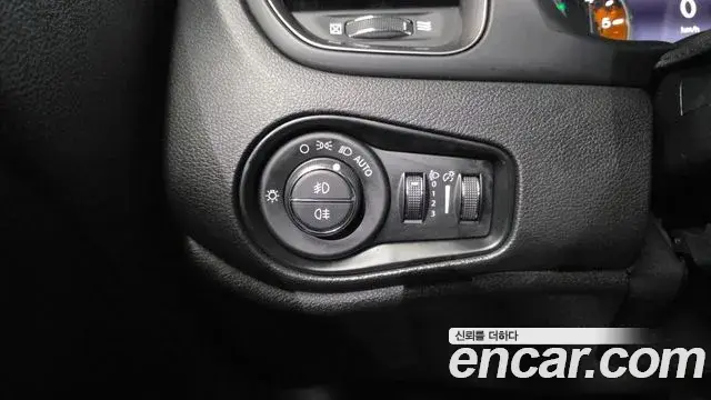 Jeep Renegade 2018 — Фото 14/20