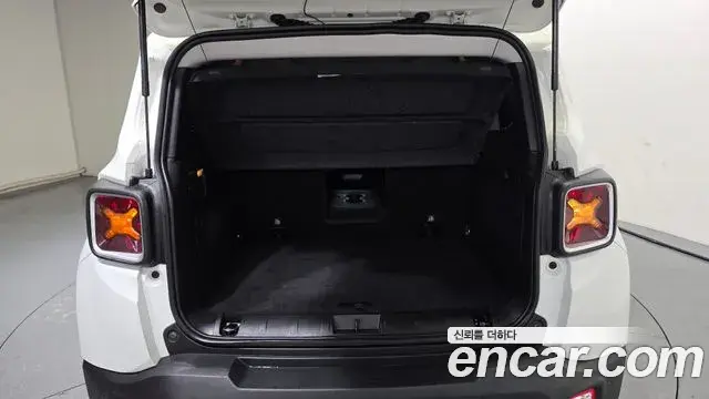 Jeep Renegade 2018 — Фото 20/20