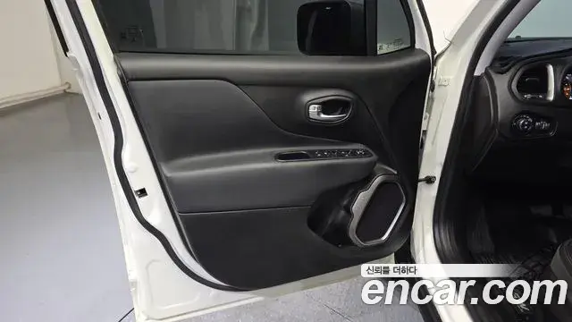 Jeep Renegade 2018 — Şəkil 28/31