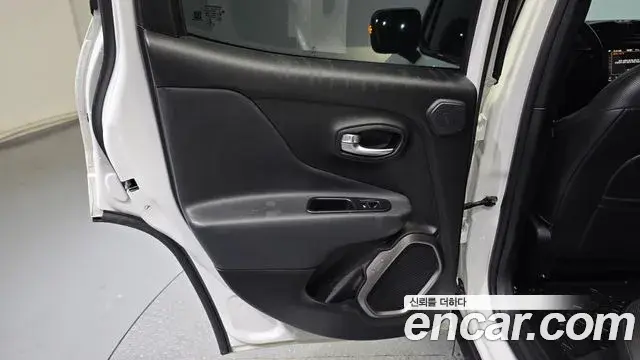 Jeep Renegade 2018 — Şəkil 9/31