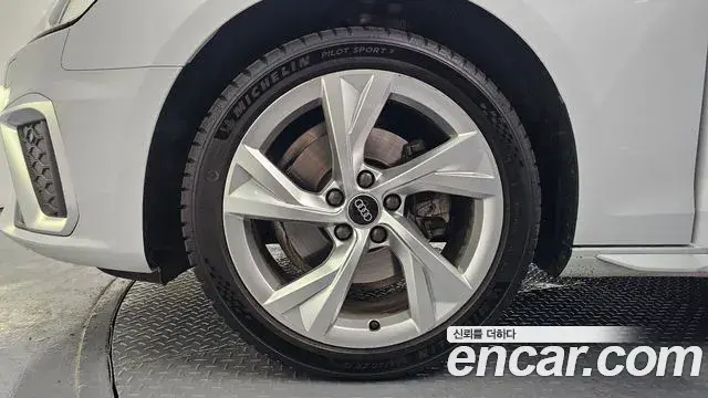 Audi A4 2021 — ფოტო 8/20