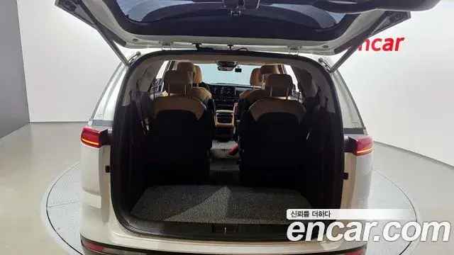 Kia Carnival 2023 — Photo 19/20