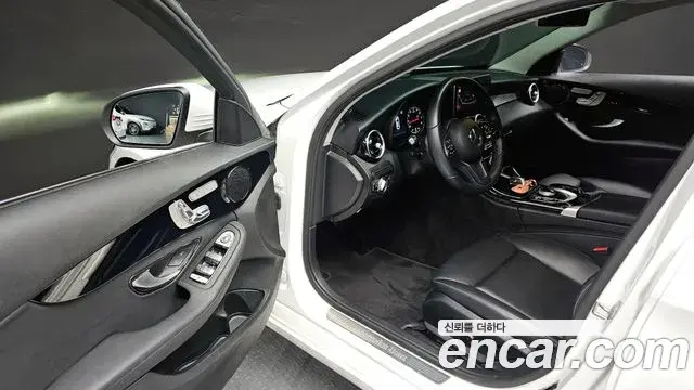 Mercedes-Benz C-Class 2020 — Photo 8/31