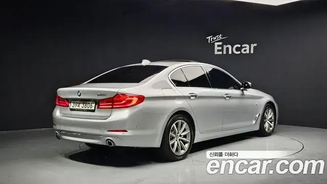 BMW 5 Series 2018 — Şəkil 8/31