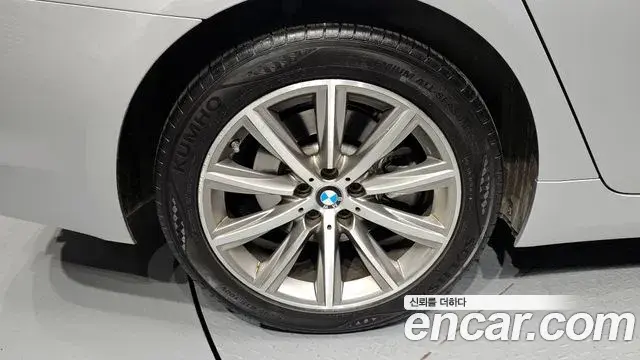 BMW 5 Series 2018 — Şəkil 2/31