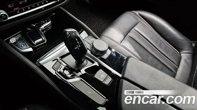 BMW 5 Series 2018 — Şəkil 14/31