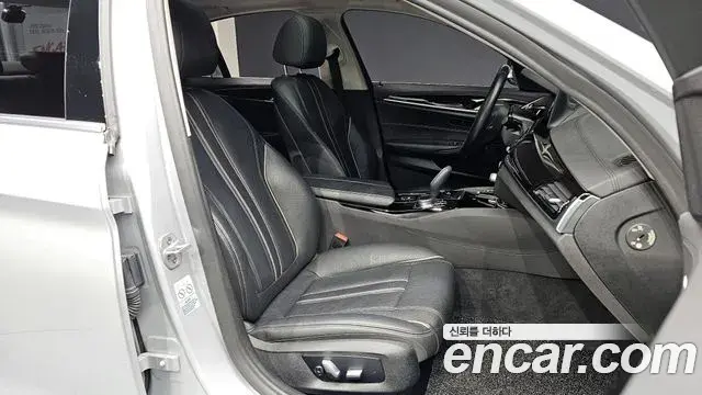 BMW 5 Series 2018 — Şəkil 23/31