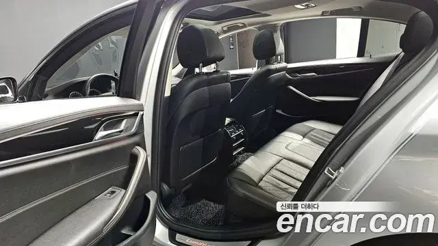 BMW 5 Series 2018 — Şəkil 30/31
