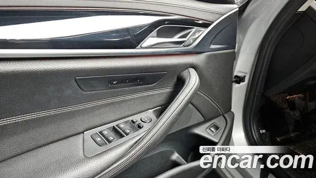 BMW 5 Series 2018 — Şəkil 9/31