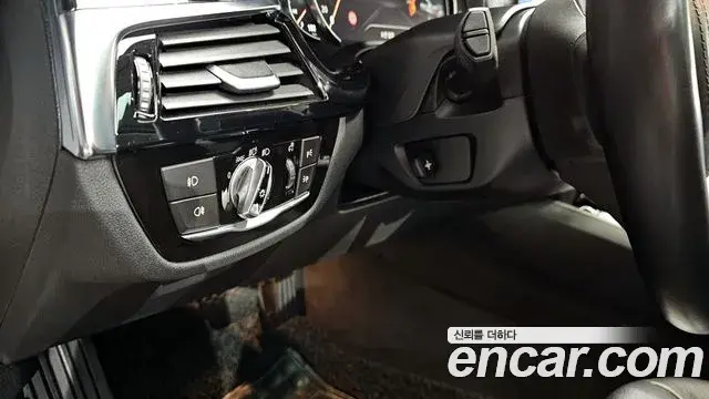 BMW 5 Series 2018 — Şəkil 11/31