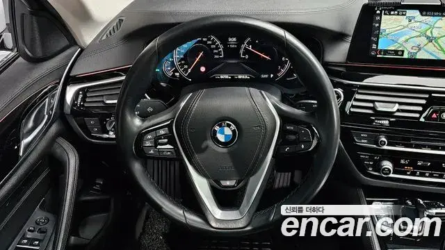 BMW 5 Series 2018 — Şəkil 13/31