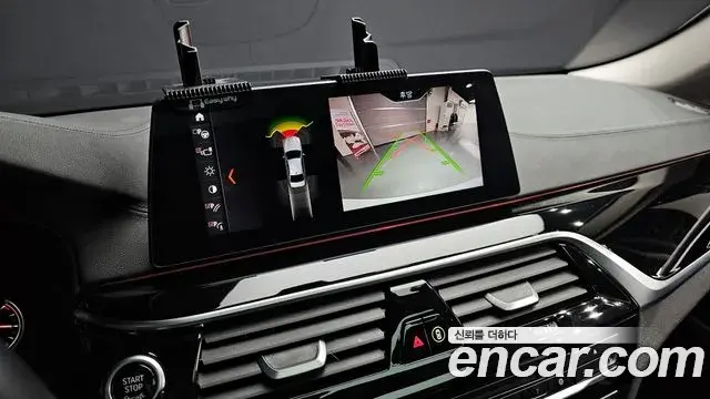 BMW 5 Series 2018 — Şəkil 26/31