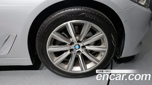 BMW 5 Series 2018 — Şəkil 24/31