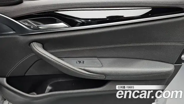 BMW 5 Series 2018 — Şəkil 16/31