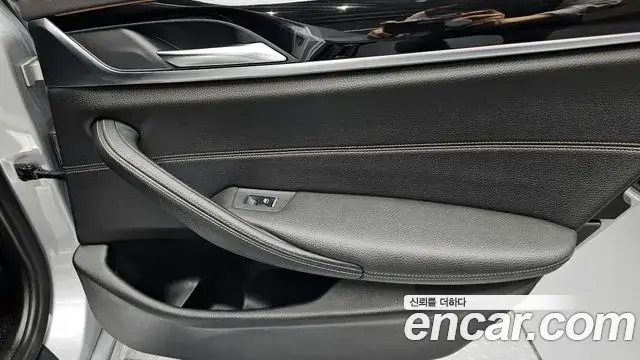 BMW 5 Series 2018 — Şəkil 25/31