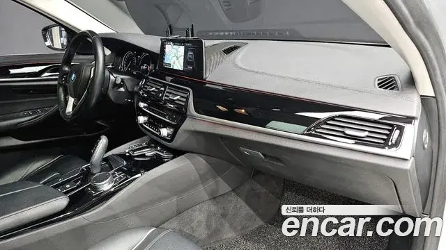 BMW 5 Series 2018 — Şəkil 17/31