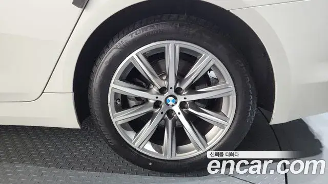 BMW 5 Series 2018 — ფოტო 34/34