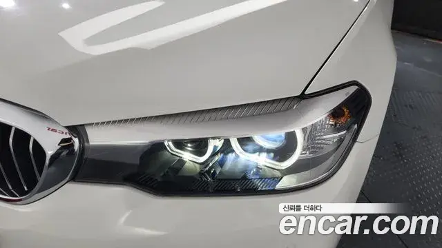 BMW 5 Series 2018 — ფოტო 18/34