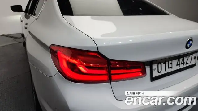 BMW 5 Series 2018 — ფოტო 13/34