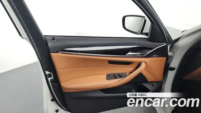 BMW 5 Series 2018 — ფოტო 21/34