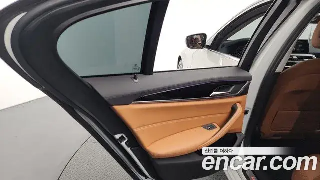 BMW 5 Series 2018 — ფოტო 24/34
