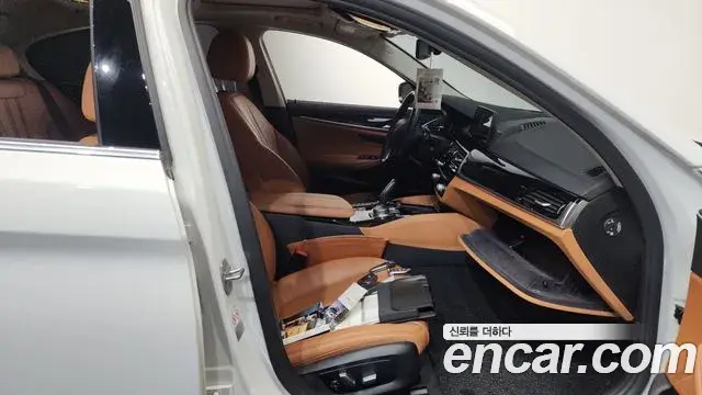 BMW 5 Series 2018 — ფოტო 14/34