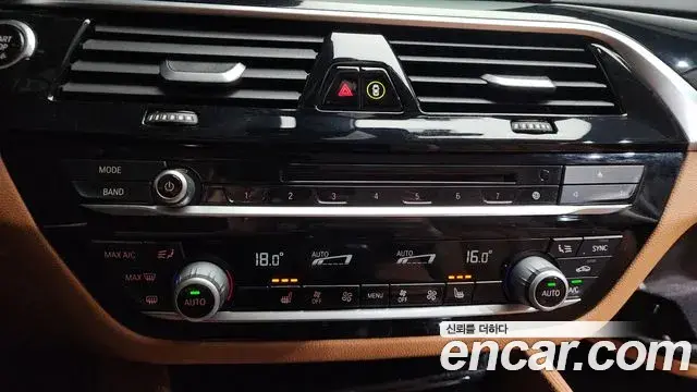 BMW 5 Series 2018 — ფოტო 31/34