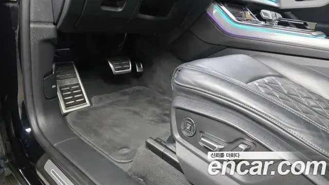 Audi Q8 2021 — ფოტო 28/34