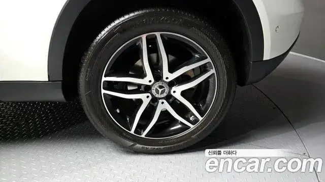 Mercedes-Benz GLA-Class 2018 — Şəkil 8/32