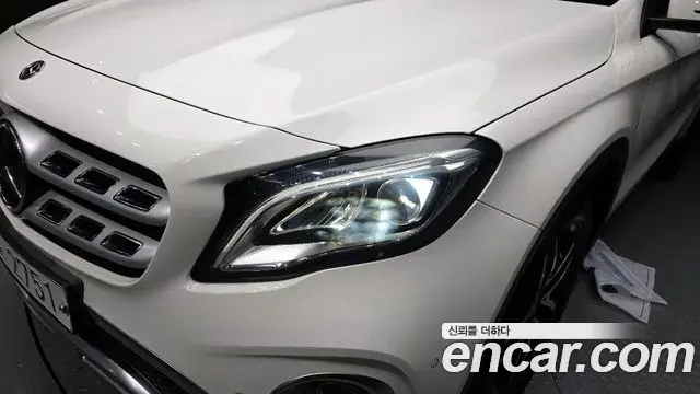Mercedes-Benz GLA-Class 2018 — Şəkil 28/32