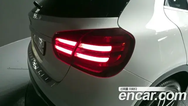 Mercedes-Benz GLA-Class 2018 — Şəkil 11/32