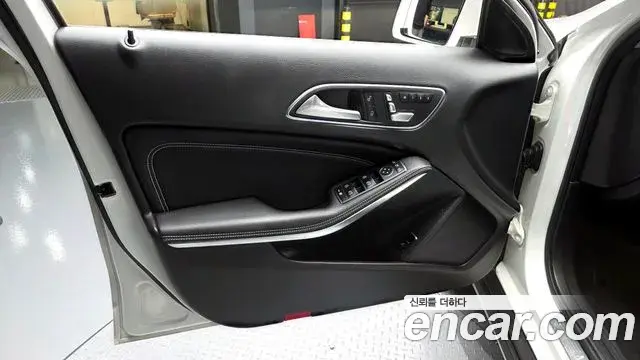 Mercedes-Benz GLA-Class 2018 — Şəkil 10/32