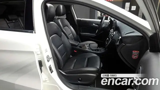 Mercedes-Benz GLA-Class 2018 — Şəkil 29/32