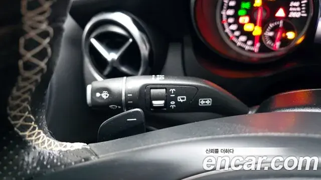 Mercedes-Benz GLA-Class 2018 — Şəkil 22/32