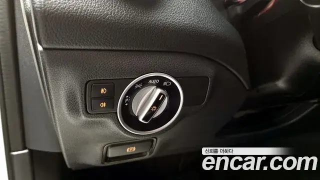 Mercedes-Benz GLA-Class 2018 — Şəkil 27/32
