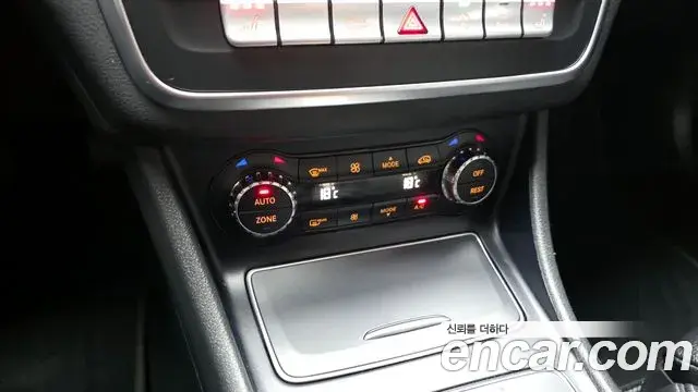 Mercedes-Benz GLA-Class 2018 — Şəkil 23/32