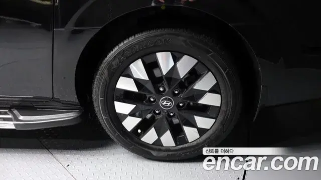 Hyundai Staria 2024 — ფოტო 17/20