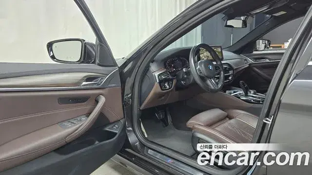 BMW 5 Series 2020 — ფოტო 15/32
