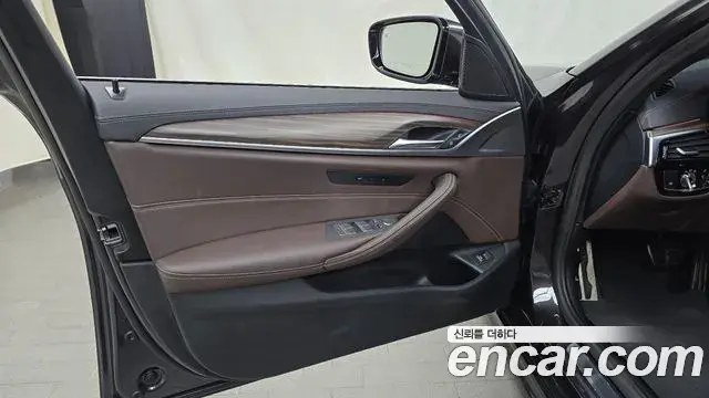 BMW 5 Series 2020 — ფოტო 19/32