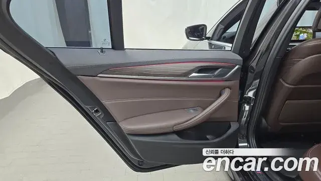 BMW 5 Series 2020 — ფოტო 8/32