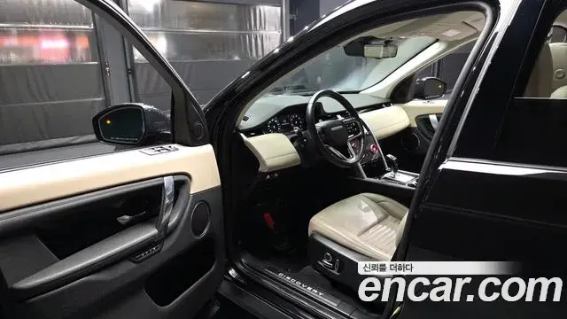 Land Rover Discovery Sport 2022 — Photo 7/31