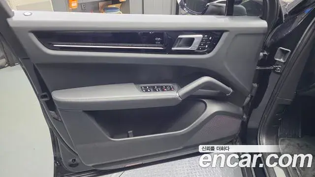 Porsche Cayenne 2021 — Photo 24/32